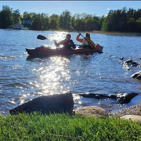 Kesaeasunto, Vuokraajalle Kaeytoessae Myoes Kajakkikaksikko