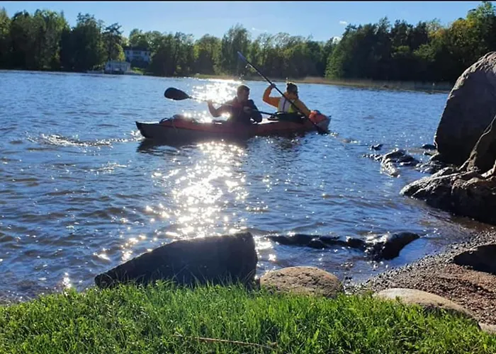 Kesaeasunto, Vuokraajalle Kaeytoessae Myoes Kajakkikaksikko